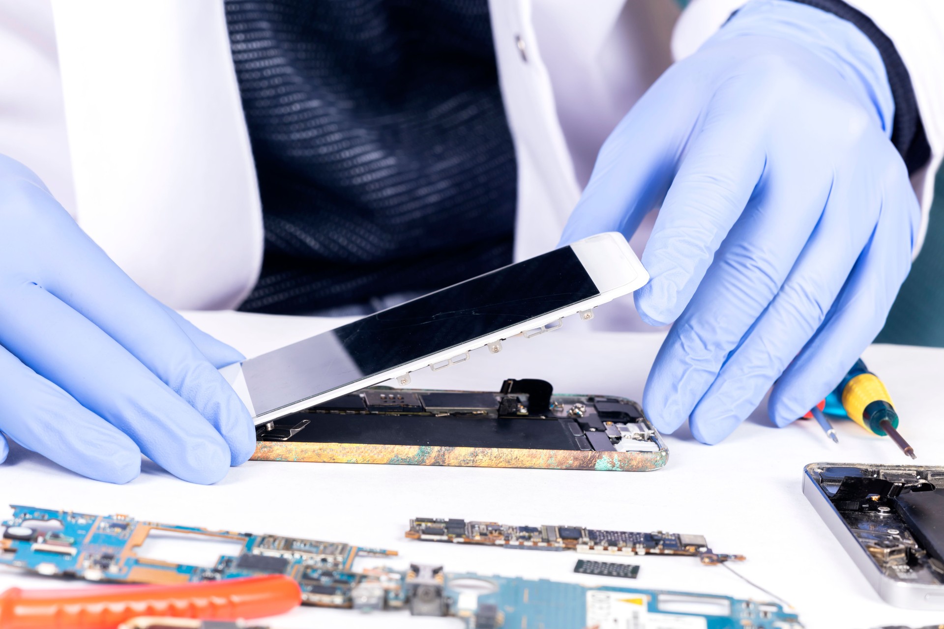 Soldado é reparar um danificado celular