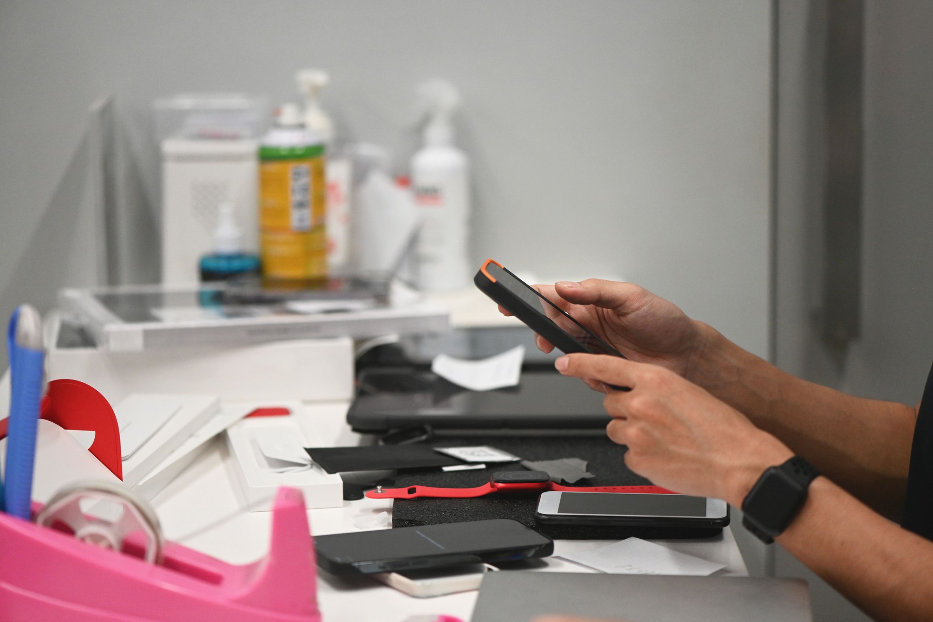 Técnico de serviço examinando smartphone